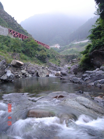 滝沢ダムに埋まる寸前の中津川の写真